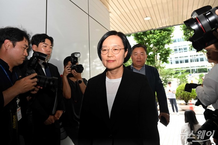 한성숙 중소벤처기업부 장관 후보자가 24일 오후 서울 여의도 삼희익스콘벤처타워에 마련된 인사청문회 준비 집무실로 첫 출근을 하고 있다. 사진=강민석 기자 kms@newsway.co.kr