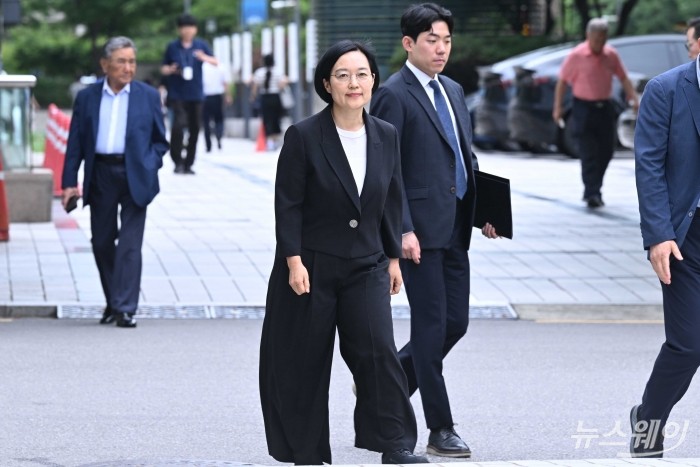 한성숙 중소벤처기업부 장관 후보자가 24일 오후 서울 여의도 삼희익스콘벤처타워에 마련된 인사청문회 준비 집무실로 첫 출근을 하고 있다. 사진=강민석 기자 kms@newsway.co.kr