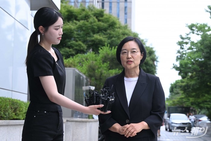한성숙 중소벤처기업부 장관 후보자가 24일 오후 서울 여의도 삼희익스콘벤처타워에 마련된 인사청문회 준비 집무실로 첫 출근을 하던 중 취재진의 질문에 답변하고 있다. 사진=강민석 기자 kms@newsway.co.kr