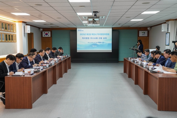 목포시는 20일 목포시 적극행정위원회 심의를 통해 '2025년 상반기 목포시 적극행정 우수사례'를 선발하고 있다.