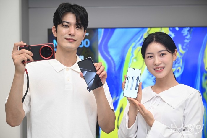 샤오미코리아의 국내 첫 오프라인 매장인 '미스토어' 정식 개장을 글피 앞둔 25일 오전 서울 여의도 Xiaomi 스토어 IFC몰에서 직원들이 자사 제품을 소개하고 있다. 사진=강민석 기자 kms@newsway.co.kr