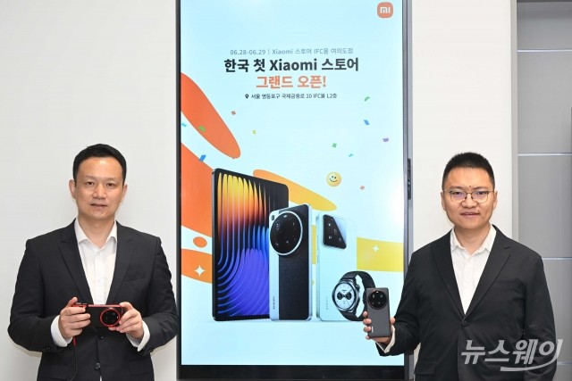 샤오미 '미스토어' 정식 개장 앞두고 자사 제품 소개하는 앤드류 리·조니 우