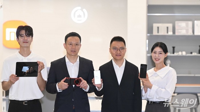 샤오미코리아의 국내 첫 오프라인 매장인 '미스토어' 정식 개장을 글피 앞둔 25일 오전 서울 여의도 Xiaomi 스토어 IFC몰에서 (오른쪽 두 번째)앤드류 리 샤오미 동아시아 지역 총괄과 (왼쪽 두 번째)조니 우 샤오미코리아 지사장을 비롯한 직원들이 자사 제품을 소개하고 있다. 사진=강민석 기자 kms@newsway.co.kr