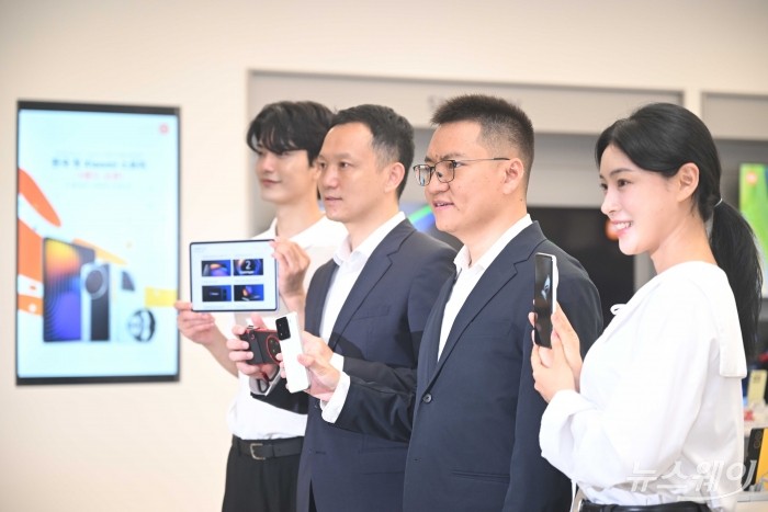 샤오미코리아의 국내 첫 오프라인 매장인 '미스토어' 정식 개장을 글피 앞둔 25일 오전 서울 여의도 Xiaomi 스토어 IFC몰에서 (오른쪽 두 번째)앤드류 리 샤오미 동아시아 지역 총괄과 (왼쪽 두 번째)조니 우 샤오미코리아 지사장을 비롯한 직원들이 자사 제품을 소개하고 있다. 사진=강민석 기자 kms@newsway.co.kr