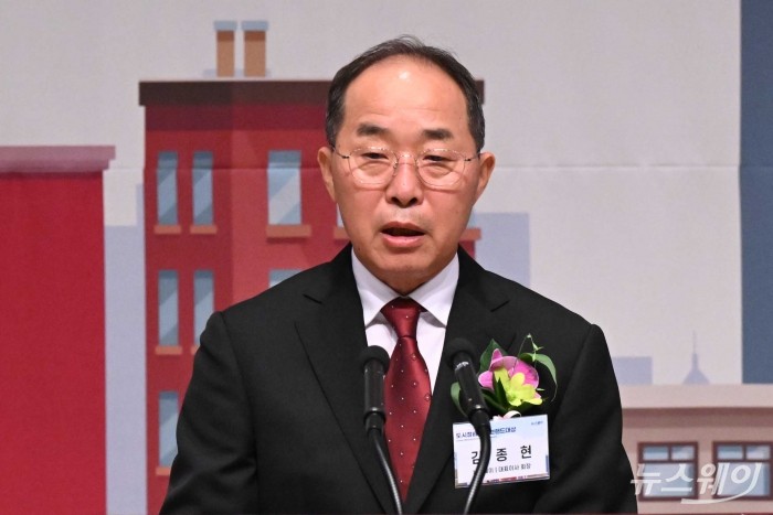 김종현 뉴스웨이 회장이 25일 오후 서울 중구 한국프레스센터에서 열린 '2025 도시정비 주택브랜드대상' 시상식에서 개회사를 하고 있다. 사진=강민석 기자 kms@newsway.co.kr