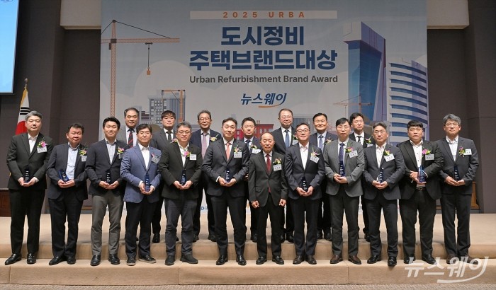 김종현 뉴스웨이 회장을 비롯한 내빈들이 25일 오후 서울 중구 한국프레스센터에서 열린 뉴스웨이 '2025 도시정비 주택브랜드대상' 시상식에서 기념촬영을 하고 있다. 사진=이수길 기자 Leo2004@newsway.co.kr