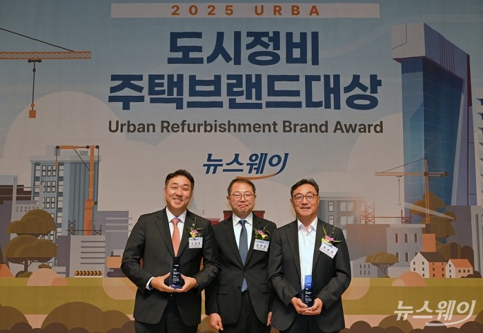 김헌정 국토교통부 주택정책관이 25일 오후 서울 중구 한국프레스센터에서 열린 '2025 도시정비 주택브랜드대상' 시상식에서 수상자들과 함께 기념촬영을 하고 있다. (왼쪽부터) 수도권 종합대상 부문 박상우 국토교통부 장관상을 수상한 도정훈 대우건설 주택건축사업담당 상무, 김 국토부 주택정책관, 비수도권 종합대상 부문 박 국토부 장관상을 수상한 이상의 GS건설 건축주택 도시정비사업 부문장. 사진=이수길 기자 Leo2004@newsway.co.kr