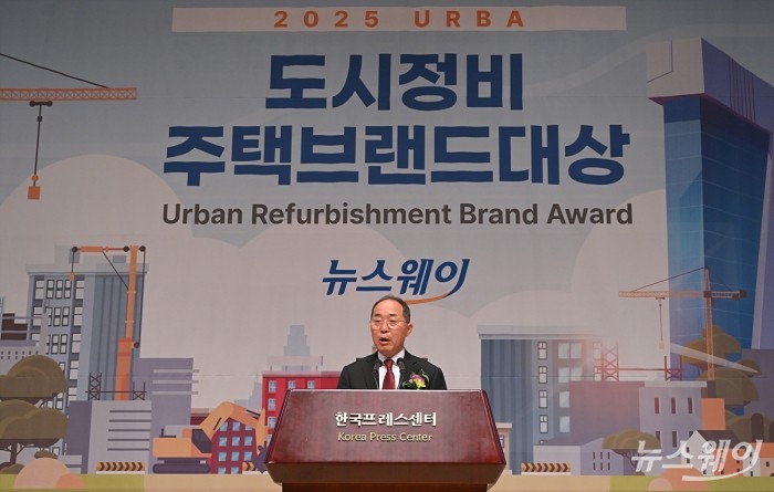 김종현 뉴스웨이 회장이 25일 오후 서울 중구 한국프레스센터에서 열린 '2025 도시정비 주택브랜드대상' 시상식에서 개회사를 하고 있다. 사진=이수길 기자 Leo2004@newsway.co.kr