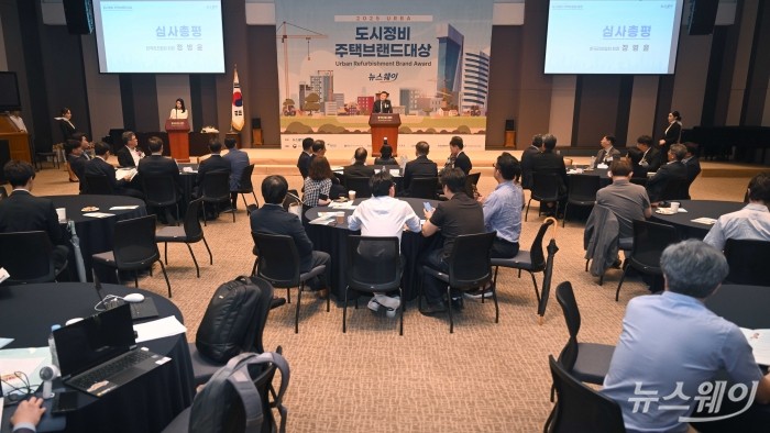 정병윤 한국리츠협회장이 25일 오후 서울 중구 한국프레스센터에서 열린 뉴스웨이 '2025 도시정비 주택브랜드대상' 시상식에서 심사총평을 하고 있다. 사진=강민석 기자 kms@newsway.co.kr