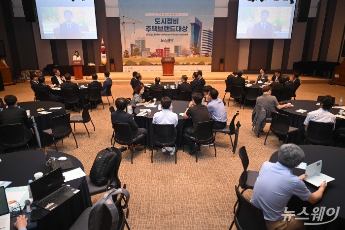 박상우 국토교통부 장관이 25일 오후 서울 중구 한국프레스센터에서 열린 뉴스웨이 '2025 도시정비 주택브랜드대상' 시상식에서 영상으로 축사를 하고 있다. 사진=강민석 기자 kms@newsway.co.kr