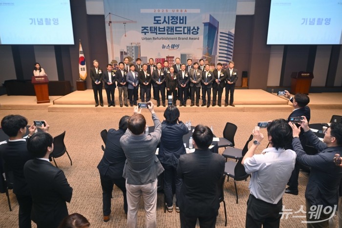 (앞 줄 오른쪽 여섯 번째)김종현 뉴스웨이 회장을 비롯한 내빈들이 25일 오후 서울 중구 한국프레스센터에서 열린 뉴스웨이 '2025 도시정비 주택브랜드대상' 시상식에서 기념촬영을 하고 있다. 사진=강민석 기자 kms@newsway.co.kr