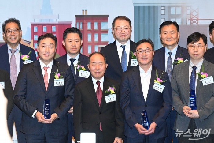 (앞 줄 오른쪽 세 번째)김종현 뉴스웨이 회장이 25일 오후 서울 중구 한국프레스센터에서 열린 '2025 도시정비 주택브랜드대상' 시상식에서 수상자들과 함께 기념촬영을 하고 있다. 사진=강민석 기자 kms@newsway.co.kr