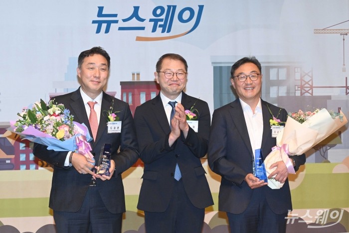 (중앙)김헌정 국토교통부 주택정책관이 25일 오후 서울 중구 한국프레스센터에서 열린 '2025 도시정비 주택브랜드대상' 시상식에서 수상자들과 함께 기념촬영을 하고 있다. (왼쪽부터) 수도권 종합대상 부문 박상우 국토교통부 장관상을 수상한 도정훈 대우건설 주택건축사업담당 상무, 김 국토부 주택정책관, 비수도권 종합대상 부문 박 국토부 장관상을 수상한 이상의 GS건설 건축주택 도시정비사업 부문장. 사진=강민석 기자 kms@newsway.co.kr