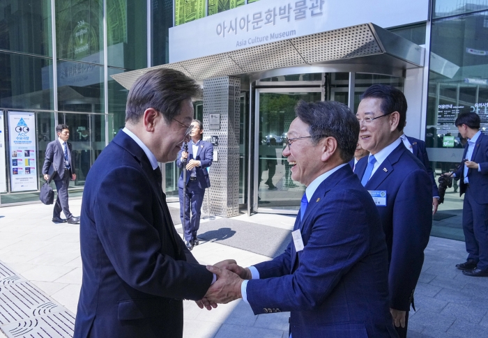 강기정 광주광역시장이 25일 광주 국립아시아문화전당에서 열린 '광주시민·전남도민 타운홀 미팅'에 참석한 이재명 대통령과 악수를 하고 있다. /광주광역시 제공