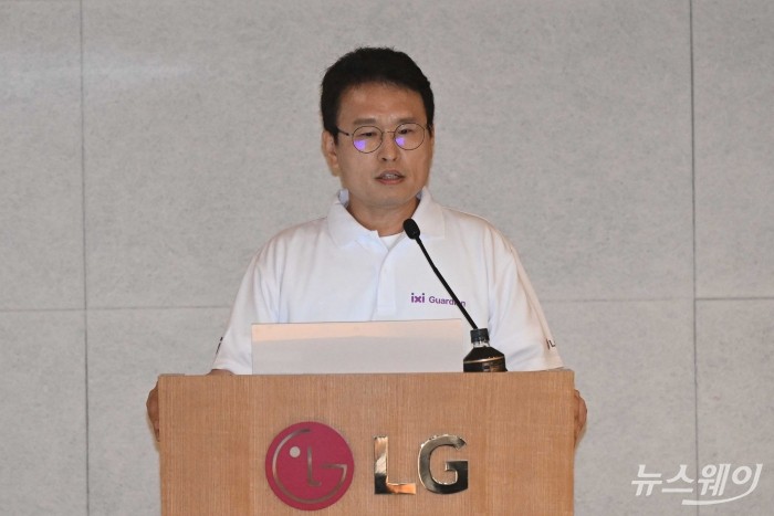 전병기 LG유플러스 AX기술그룹장 전무가 26일 오전 서울 용산구 LG서울역빌딩에서 열린 '익시오 안티딥보이스(ixi-O Anti-DeepVoice)' 출시 AI 보안 기술설명회에서 발표를 하고 있다. 사진=강민석 기자 kms@newsway.co.kr