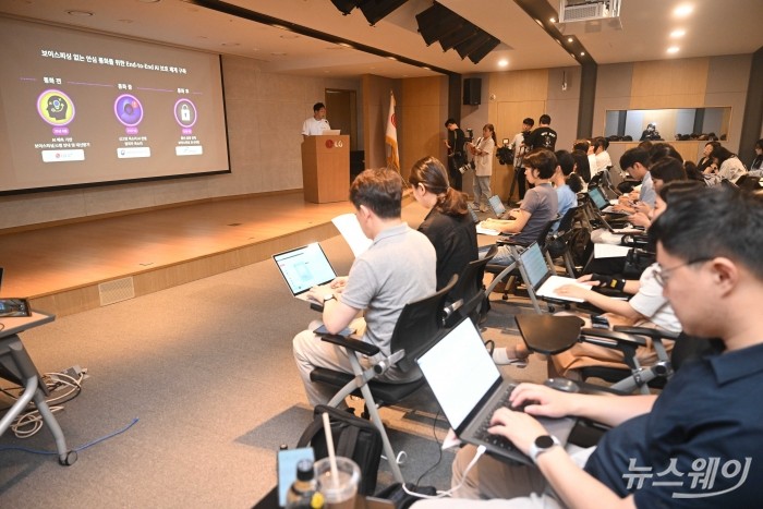 이석영 LG유플러스 모바일서비스트라이브 담당이 26일 오전 서울 용산구 LG서울역빌딩에서 열린 '익시오 안티딥보이스(ixi-O Anti-DeepVoice)' 출시 AI 보안 기술설명회에서 발표를 하고 있다. 사진=강민석 기자 kms@newsway.co.kr