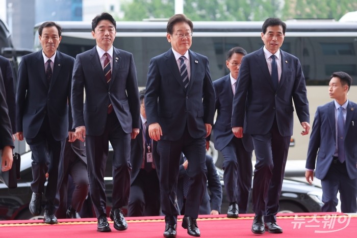 이재명 대통령이 첫 국회 시정연설을 하기 위해 26일 서울 여의도 국회에 도착해 본회의장으로 향하고 있다. 사진=국회사진기자단