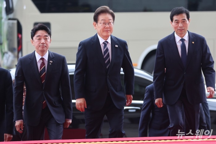 이재명 대통령이 첫 국회 시정연설을 하기 위해 26일 서울 여의도 국회에 도착해 본회의장으로 향하고 있다. 사진=국회사진기자단