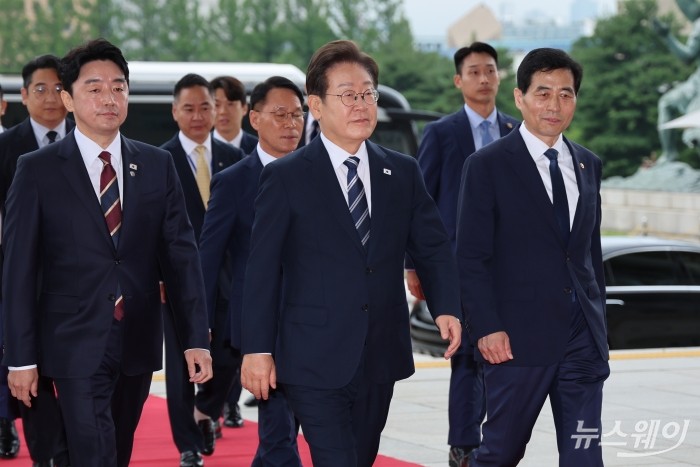 이재명 대통령이 첫 국회 시정연설을 하기 위해 26일 서울 여의도 국회에 도착해 본회의장으로 향하고 있다. 사진=국회사진기자단