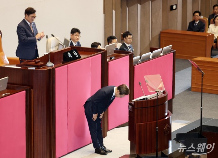 이재명 대통령이 26일 국회에서 2025년도 제2회 추가경정예산안에 대해 시정연설을 한 후 인사하고 있다. 2025.6.26 사진=국회사진기자단