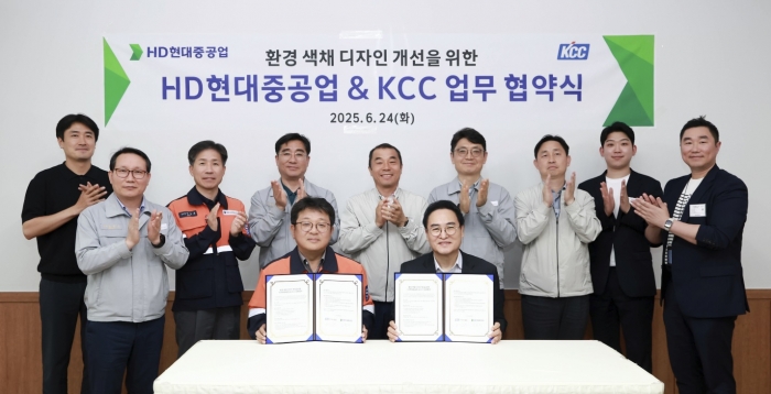 HD현대중공업 조민수 조선사업대표(뒷줄 좌측에서 네번째), 전승호 부사장(좌측에서 세번째), 김정배 전무(앞줄 착석 좌), KCC 디자인센터장 맹희재 상무(앞줄 착석 우), 울산영업소장 조승희 상무(뒷줄 가운데)를 비롯한 관계자들. 사진=kcc 제공