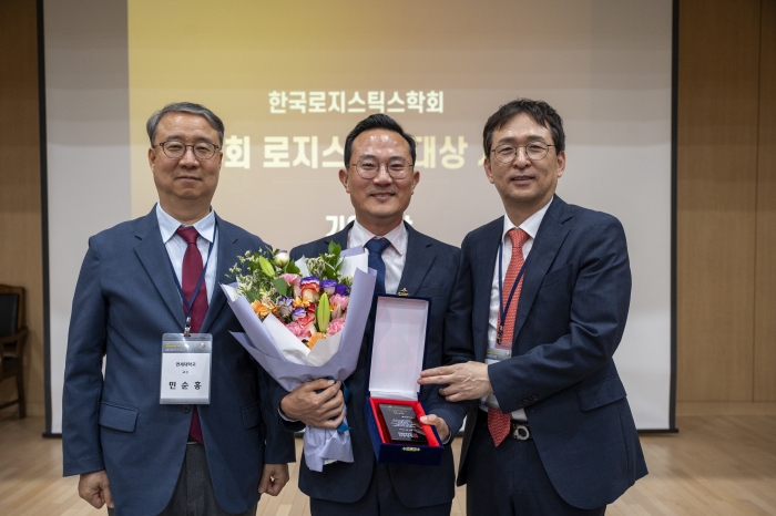 용마로지스가 한국로지스틱스대상 시상식에서 중견기업 부문 대상 받았다. 사진은 관계자들이 기념촬영을 하고 있는 모습. 사진=동아쏘시오홀딩스 제공