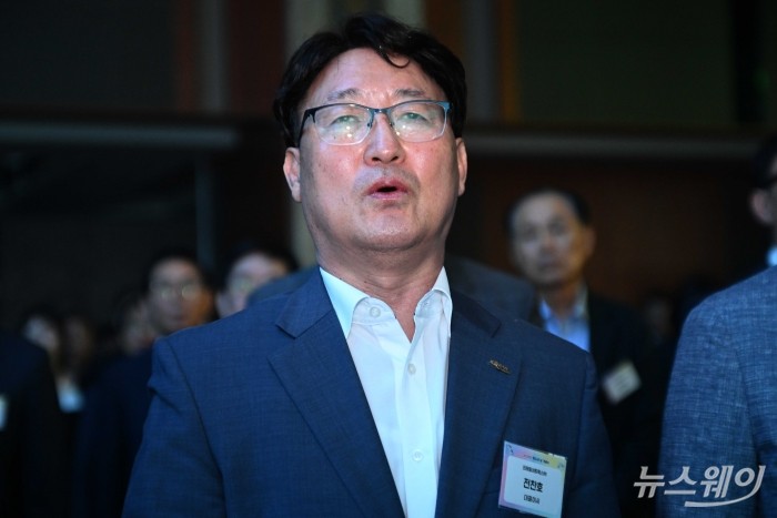 전찬호 코레일네트웍스 대표이사가 26일 오후 서울 중구 롯데호텔에서 열린 2025년 철도의 날 기념식에서 애국가를 제창하고 있다. 사진=강민석 기자 kms@newsway.co.kr