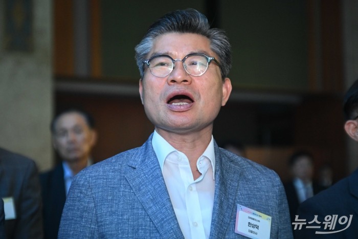 한상덕 코레일로지스 대표이사가 26일 오후 서울 중구 롯데호텔에서 열린 2025년 철도의 날 기념식에서 애국가를 제창하고 있다. 사진=강민석 기자 kms@newsway.co.kr