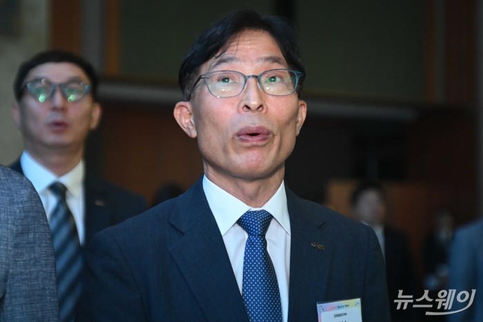 류영수 코레일테크 대표이사가 26일 오후 서울 중구 롯데호텔에서 열린 2025년 철도의 날 기념식에서 애국가를 제창하고 있다. 사진=강민석 기자 kms@newsway.co.kr