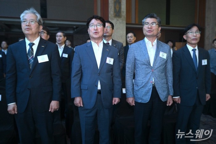 애국가 제창하는 박정현·전찬호·한상덕·류영수 대표