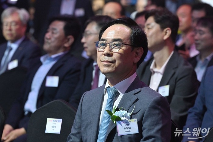 이용배 현대로템 대표이사가 26일 오후 서울 중구 롯데호텔에서 열린 2025년 철도의 날 기념식에 참석해 자리하고 있다. 사진=강민석 기자 kms@newsway.co.kr