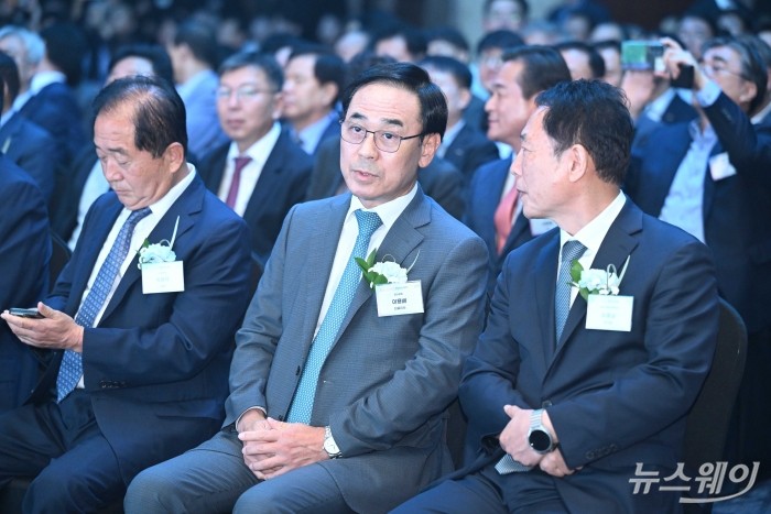 (중앙)이용배 현대로템 대표이사와 이용상 한국철도문화재단 이사장이 26일 오후 서울 중구 롯데호텔에서 열린 2025년 철도의 날 기념식에서 대화를 하고 있다. 사진=강민석 기자 kms@newsway.co.kr