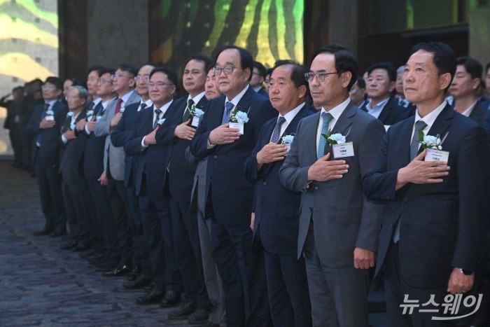 (오른쪽부터)이용상 한국철도문화재단 이사장, 이용배 현대로템 대표이사, 박광석 철우회 회장, 정창영 한국철도공사 전 사장, 손학래 전 철도청장, 정정래 한국철도공사 부사장, 백원국 국토교통부 2차관, 이성해 한국철도산업협회장을 비롯한 내빈들이 26일 오후 서울 중구 롯데호텔에서 열린 2025년 철도의 날 기념식에서 국민의례를 하고 있다. 사진=강민석 기자 kms@newsway.co.kr