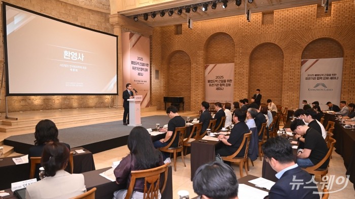 박준휘 한국범죄학회 회장이 27일 오후 서울 강남구 리움아트센터에서 열린 2025년 불법도박 근절을 위한 유관기관 협력강화 세미나에서 환영사를 하고 있다. 사진=강민석 기자 kms@newsway.co.kr