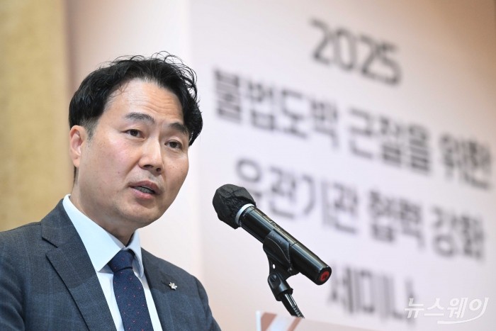한금석 강원랜드 카지노본부장 직무대행이 27일 오후 서울 강남구 리움아트센터에서 열린 2025년 불법도박 근절을 위한 유관기관 협력강화 세미나에서 개회사를 하고 있다. 사진=강민석 기자 kms@newsway.co.kr