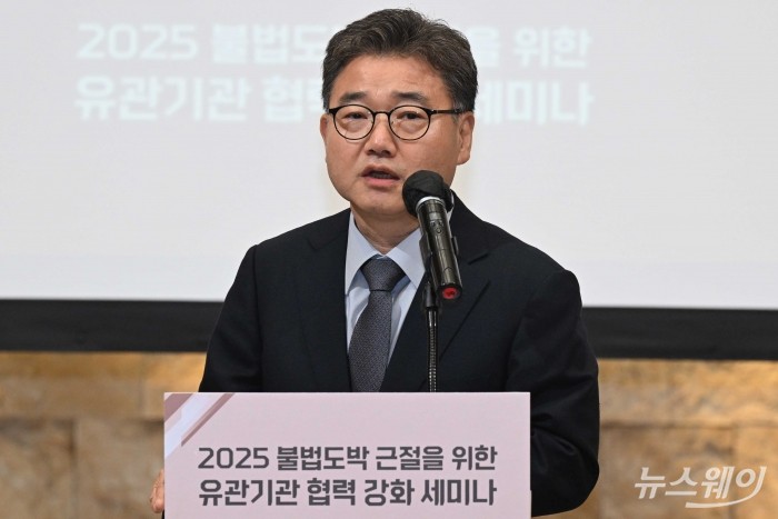 박준휘 한국범죄학회 회장이 27일 오후 서울 강남구 리움아트센터에서 열린 2025년 불법도박 근절을 위한 유관기관 협력강화 세미나에서 환영사를 하고 있다. 사진=강민석 기자 kms@newsway.co.kr