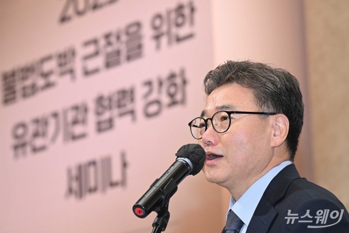 박준휘 한국범죄학회 회장이 27일 오후 서울 강남구 리움아트센터에서 열린 2025년 불법도박 근절을 위한 유관기관 협력강화 세미나에서 환영사를 하고 있다. 사진=강민석 기자 kms@newsway.co.kr