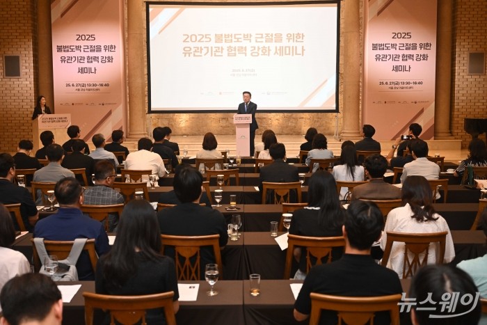 이진식 사행산업통합감독위원회 사무처장이 27일 오후 서울 강남구 리움아트센터에서 열린 2025년 불법도박 근절을 위한 유관기관 협력강화 세미나에서 축사를 하고 있다. 사진=강민석 기자 kms@newsway.co.kr