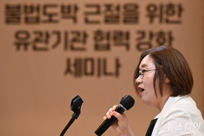 신미경 한국도박문제예방치유원 원장이 27일 오후 서울 강남구 리움아트센터에서 열린 2025년 불법도박 근절을 위한 유관기관 협력강화 세미나에서 축사를 하고 있다. 사진=강민석 기자 kms@newsway.co.kr