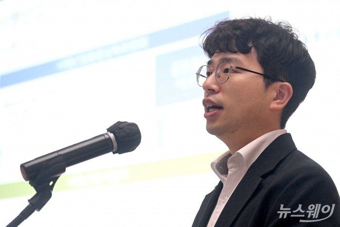 최성재 사행산업통합감독위원회 감시전문요원이 27일 오후 서울 강남구 리움아트센터에서 열린 2025년 불법도박 근절을 위한 유관기관 협력강화 세미나에서 불법사행산업 근절을 위한 대응 방안 주제로 발표하고 있다. 사진=강민석 기자 kms@newsway.co.kr