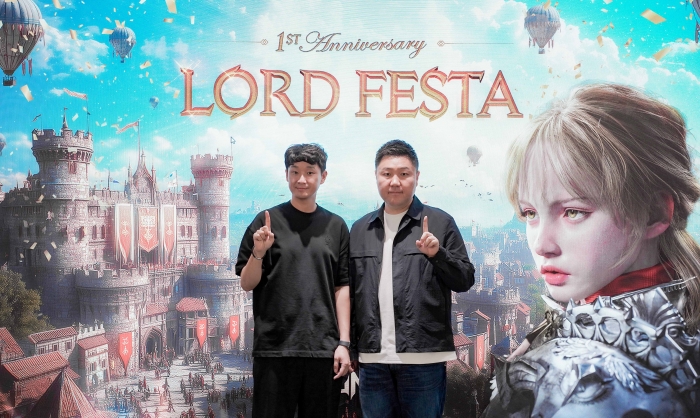 왼쪽부터 한재영 스마일게이트 메가포트 이사와 김효재 엔엑스쓰리게임즈 총괄 프로듀서. 사진=스마일게이트 제공