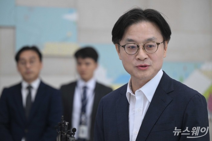 김정관 산업통상자원부 장관 후보자가 30일 오전 서울 강남구 한국기술센터에 마련된 인사청문회 준비 집무실로 첫 출근을 하던 중 취재진의 질문에 답변을 하고 있다. 사진=강민석 기자 kms@newsway.co.kr