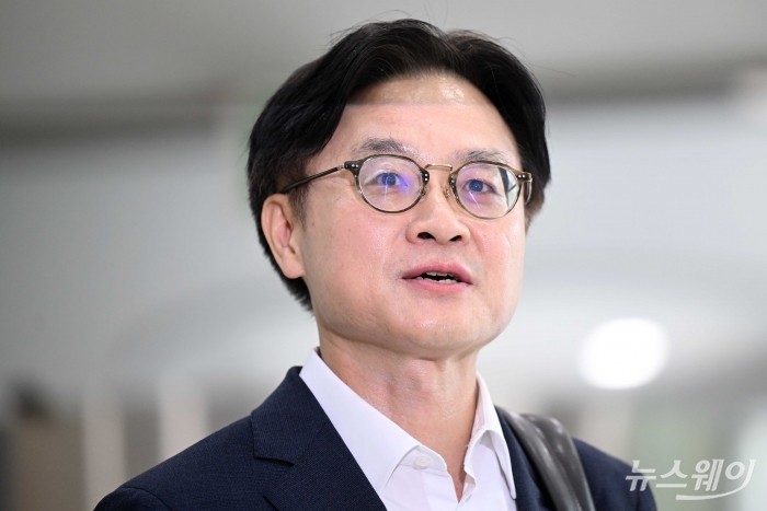 김정관 산업통상자원부 장관 후보자가 30일 오전 서울 강남구 한국기술센터에 마련된 인사청문회 준비 집무실로 첫 출근을 하던 중 취재진의 질문에 답변을 하고 있다. 사진=강민석 기자 kms@newsway.co.kr