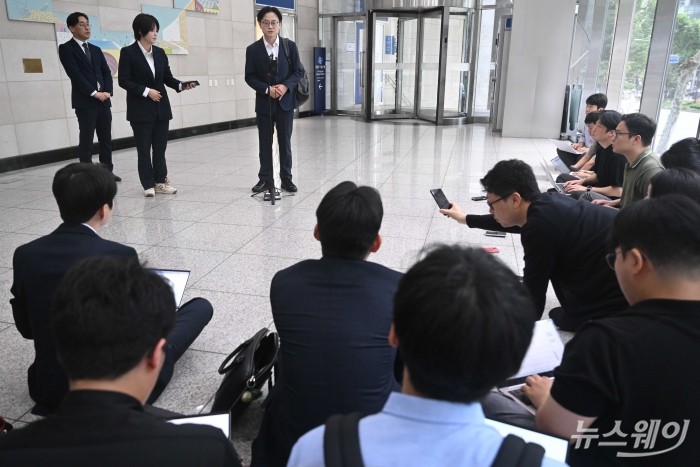 김정관 산업통상자원부 장관 후보자가 30일 오전 서울 강남구 한국기술센터에 마련된 인사청문회 준비 집무실로 첫 출근을 하던 중 취재진의 질문에 답변을 하고 있다. 사진=강민석 기자 kms@newsway.co.kr