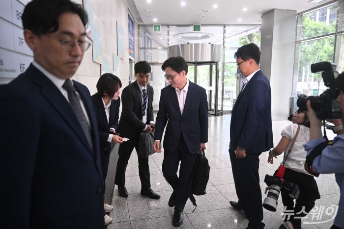 김정관 산업통상자원부 장관 후보자가 30일 오전 서울 강남구 한국기술센터에 마련된 인사청문회 준비 집무실로 첫 출근을 하고 있다. 사진=강민석 기자 kms@newsway.co.kr