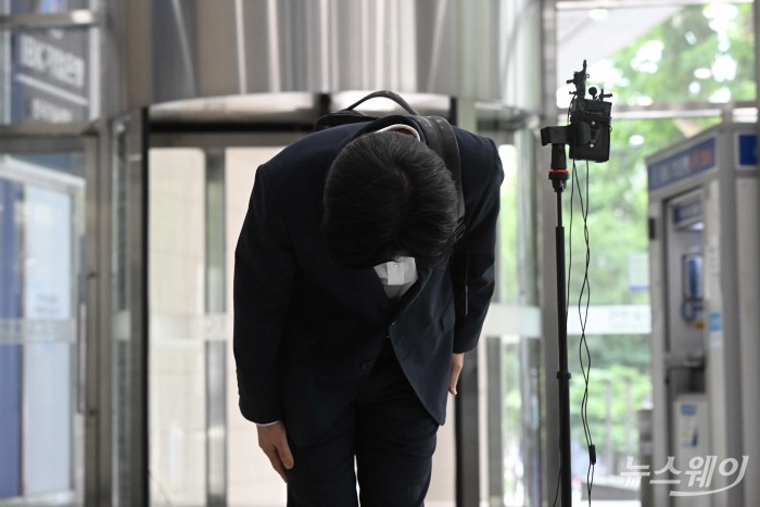 김정관 산업통상자원부 장관 후보자가 30일 오전 서울 강남구 한국기술센터에 마련된 인사청문회 준비 집무실로 첫 출근을 하던 중 취재진 향해 허리 숙여 인사를 하고 있다. 사진=강민석 기자 kms@newsway.co.kr