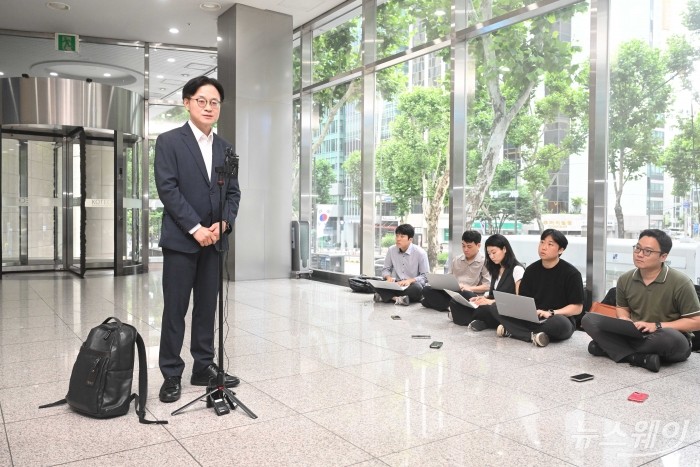 김정관 산업통상자원부 장관 후보자가 30일 오전 서울 강남구 한국기술센터에 마련된 인사청문회 준비 집무실로 첫 출근을 하던 중 취재진의 질문에 답변을 하고 있다. 사진=강민석 기자 kms@newsway.co.kr