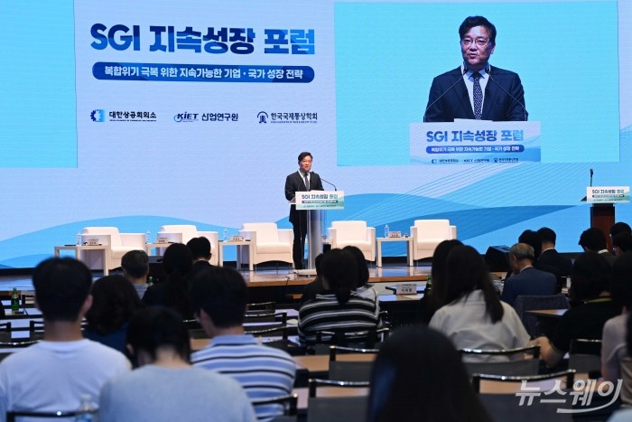 권남훈 산업연구원장이 30일 오후 서울 중구 대한상공회의소에서 열린 SGI 지속성장 포럼에서 축사를 하고 있다. 사진=강민석 기자 kms@newsway.co.kr