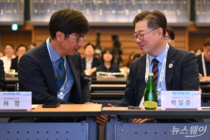 (오른쪽)박일준 대한상공회의소 상근부회장과 허정 한국국제통상학회장이 30일 오후 서울 중구 대한상공회의소에서 열린 SGI 지속성장 포럼에서 대화를 하고 있다. 사진=강민석 기자 kms@newsway.co.kr