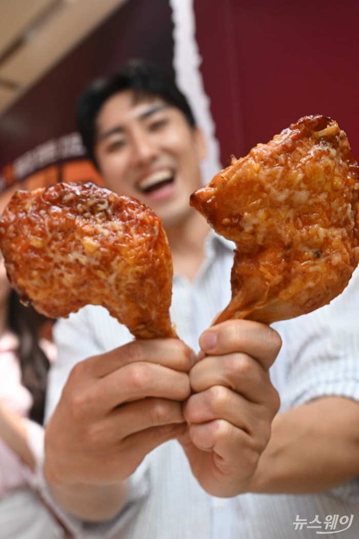 오븐요리 프랜차이즈 굽네치킨을 운영하는 '지앤푸드'가 1일 오전 서울 마포구 굽네플레이타운에서 추성훈과 함께하는 신제품 '굽네 장각구이'를 선보이고 있다. 사진=강민석 기자 kms@newsway.co.kr